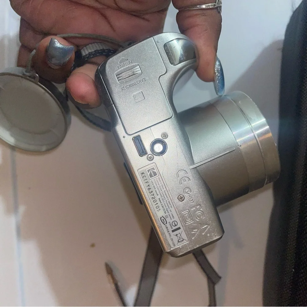 Kodak Silver Digital Camera with Lens Cap and travel case {NOT TESTED